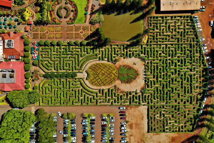 Uitzicht van boven op een labyrintpark