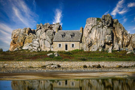 Casa entre las rocas