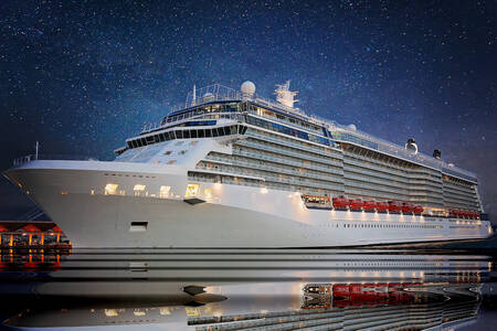 Cruiseskip i nattens hav