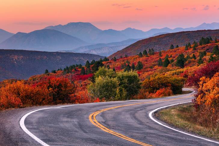 Vijugavi planinski put u Gunnisonu, Kolorado