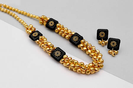 Kalung choker dengan anting-anting