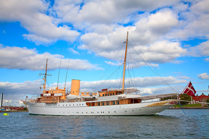 يخت في ميناء كوبنهاغن