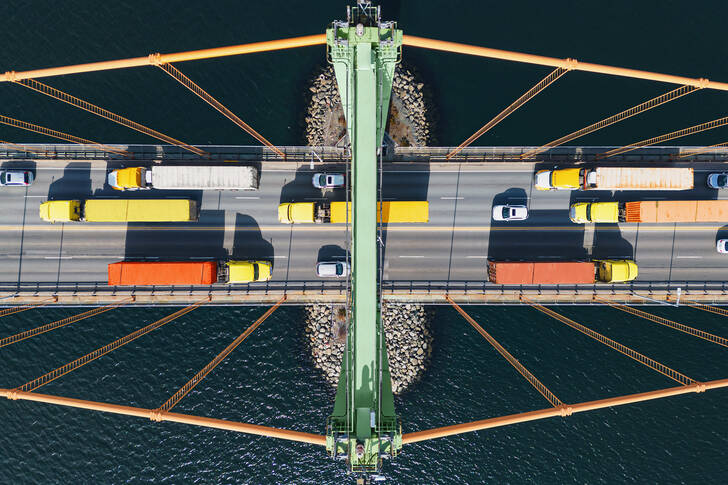 Pohled shora na visutý most