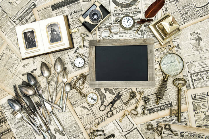 عناصر وأدوات مائدة عتيقة