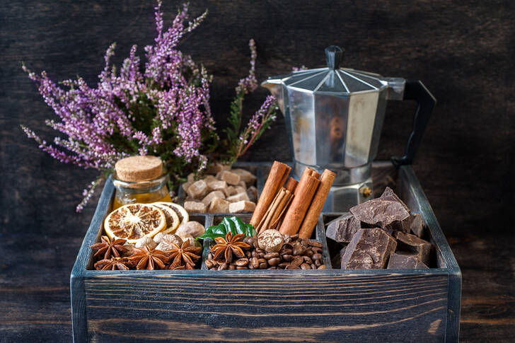 Chokolade og krydderier i en trækasse