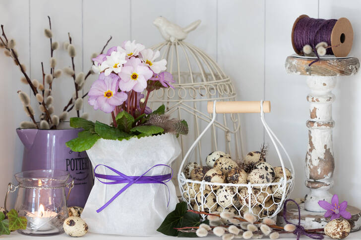 Košík s vejci a prvosenkami na stole