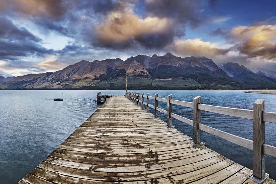 Dřevěné molo na jezeře Wakatipu