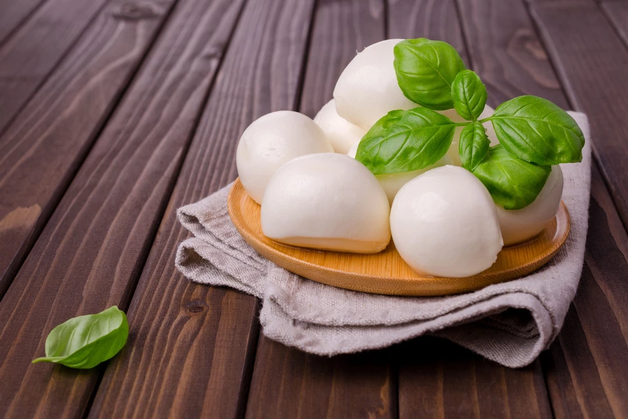 Fromage mozzarella avec des feuilles de basilic