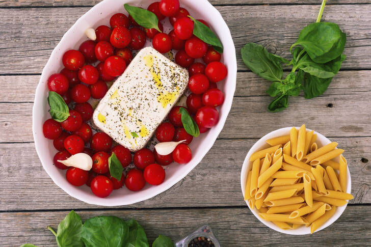 Ingredienser til bagt pasta med feta og tomater