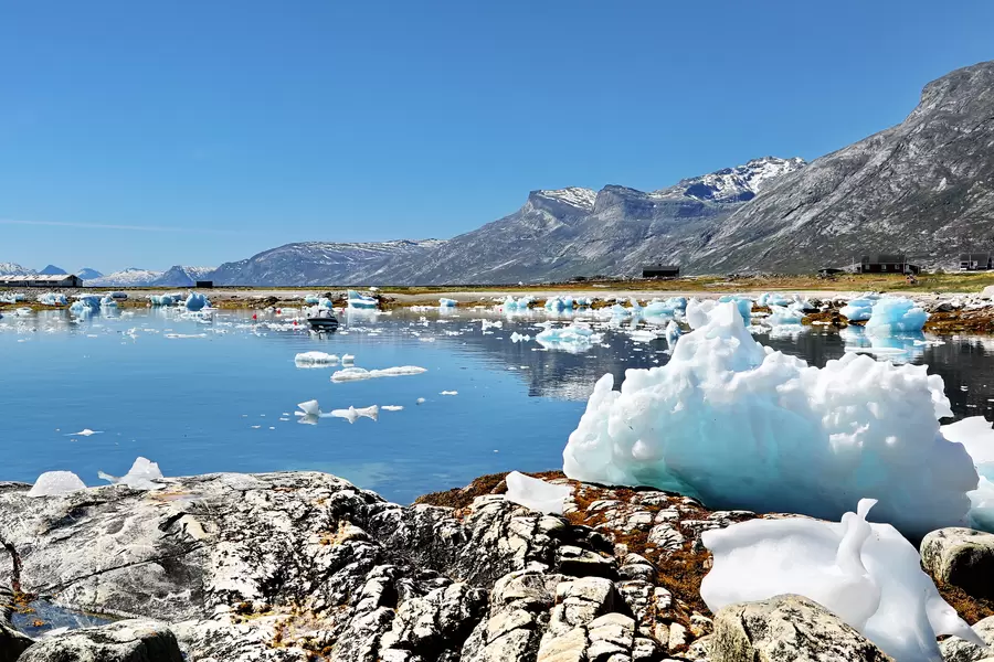 Iceberg contra montañas