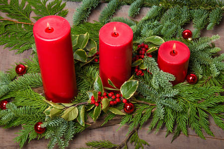 Kerstmissamenstelling met kaarsen