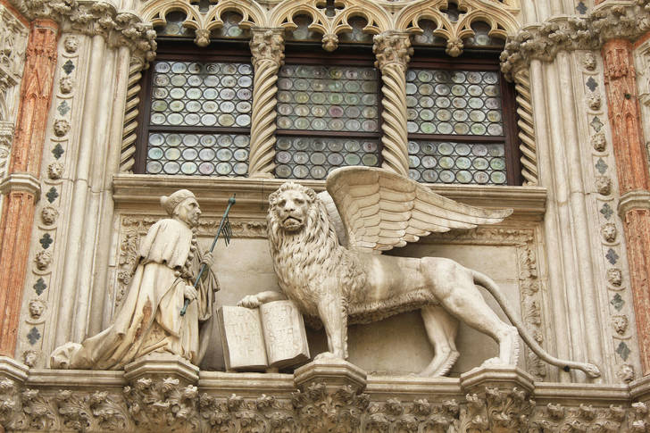 Sculptures on Porta della Carta