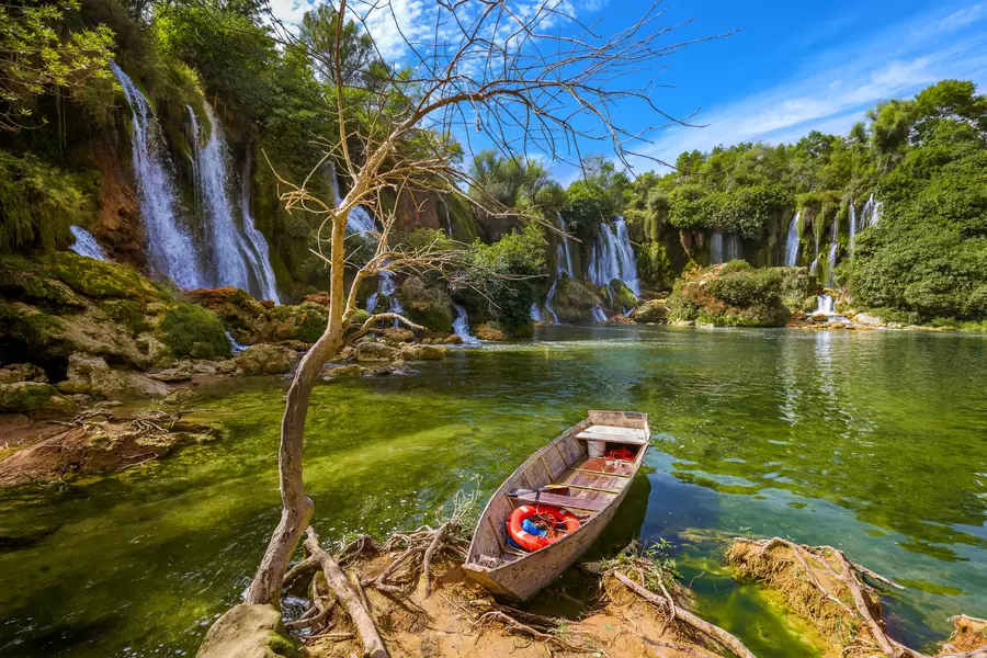 Лодка у водопада Кравице