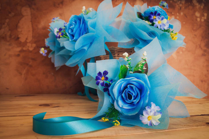 Букети със сини рози