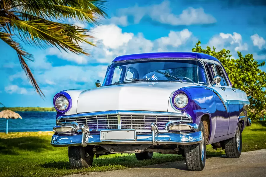 Retro auto poblíž pláže