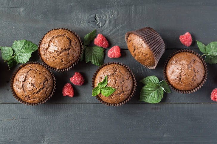 Chocolate muffins and raspberries