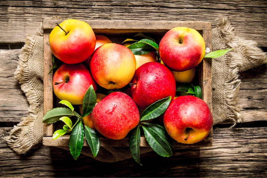 Appels op een houten tafel