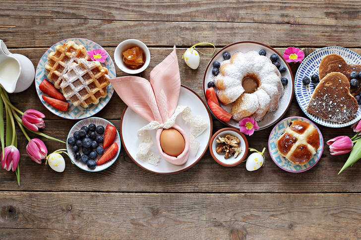 Desserts sur la table de Pâques