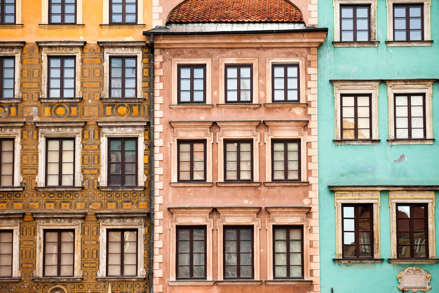 Färgglada byggnader i Warszawa