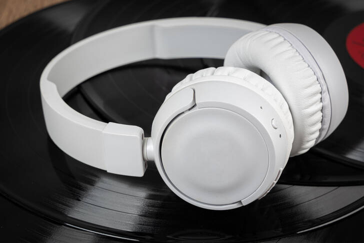 Białe słuchawki