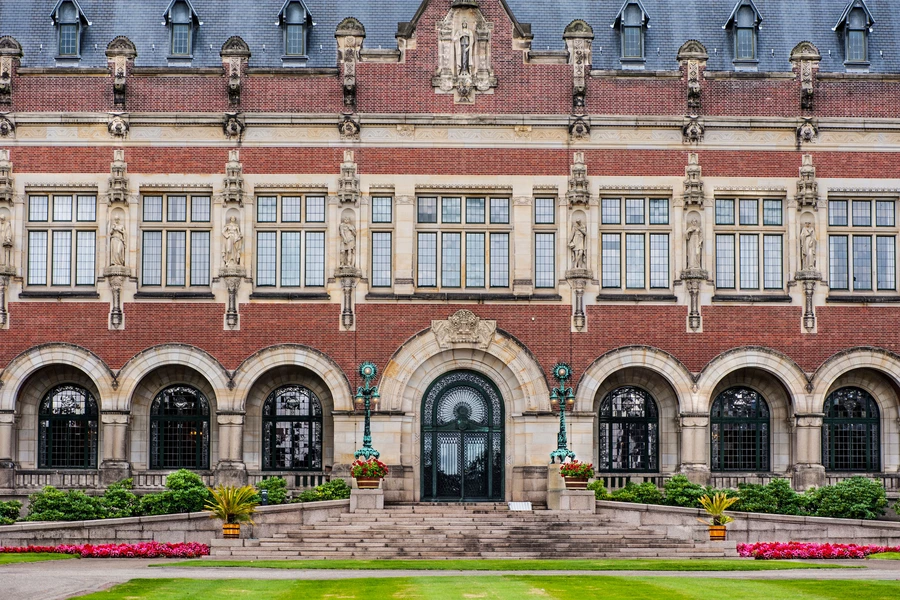 Gevel van het Vredespaleis in Den Haag