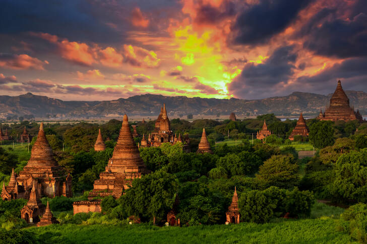 Templos e pagodes ao pôr do sol