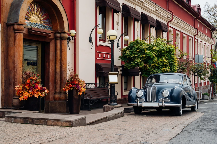 Retro auto in de straten van Moskou