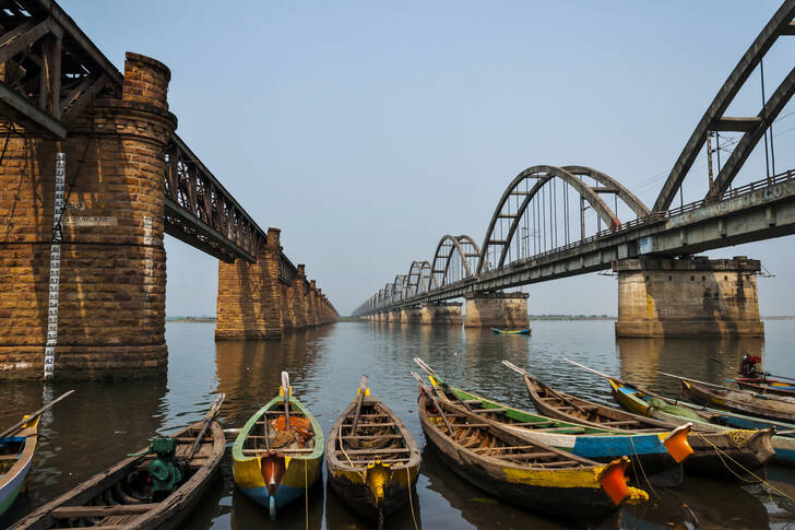 Old and new Godavari Bridge