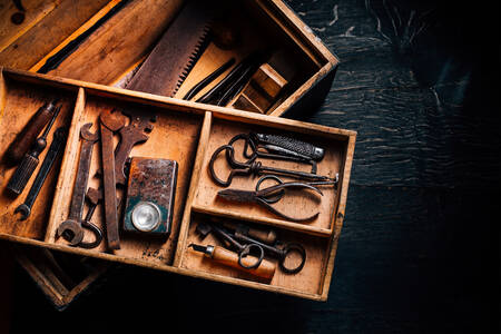 Gamla verktyg och nycklar