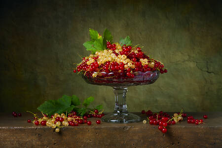 Vinbärsbär i en glasvas