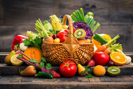 Свіжі фрукти та овочі в кошику
