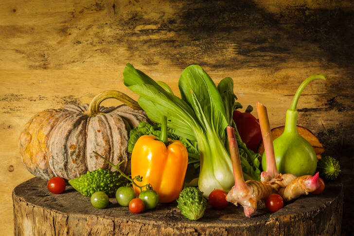 Légumes et fruits frais sur une table en bois