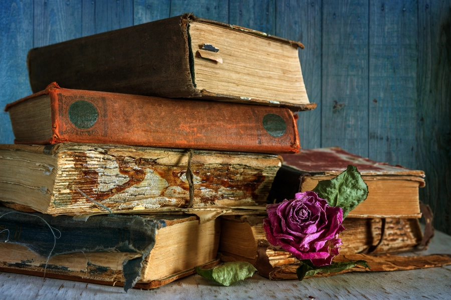 Oude boeken op een plank