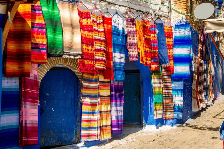 Tapijten op straat in Chefchaouen