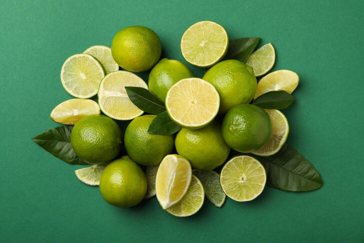 Limões em fundo verde