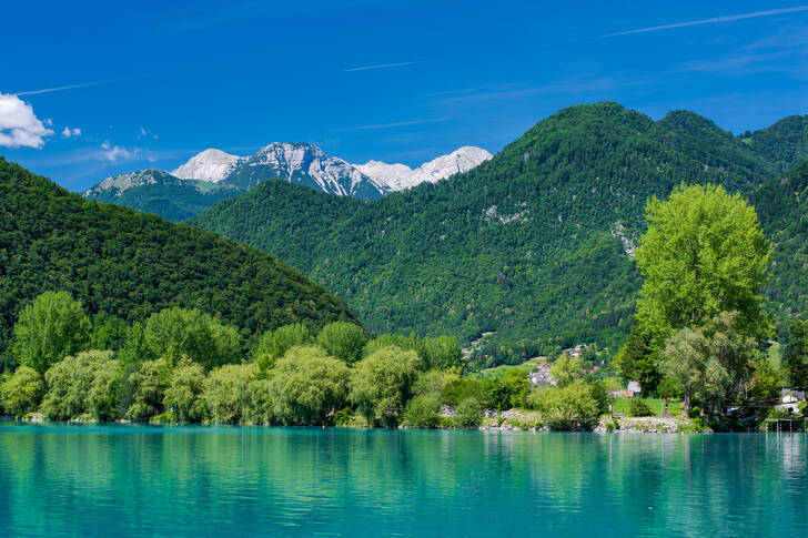 Lago nos Alpes Julianos