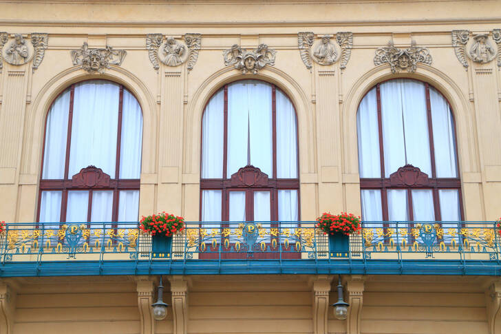 Fasaden på Stadshuset i Prag