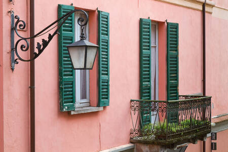 Die Fassade des rosa Hauses