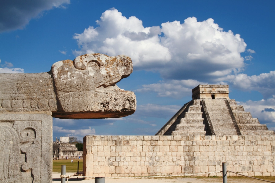 Templos y esculturas en Chichén Itzá