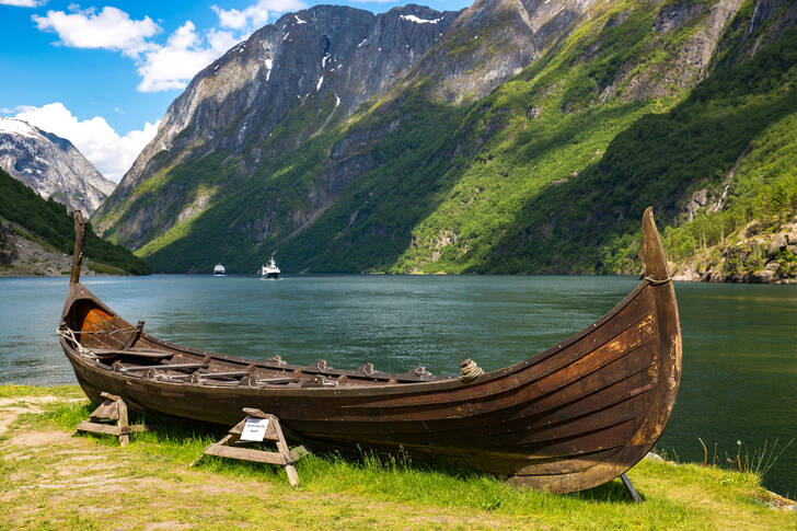 Drakkar na břehu fjordu