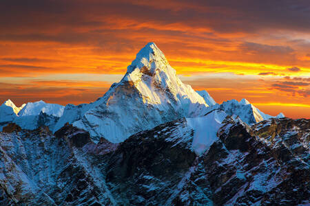 Le mont Ama Dablam au coucher du soleil