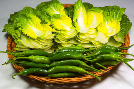 Bir sepette Cheongyang biberi ve bomdong yaprakları