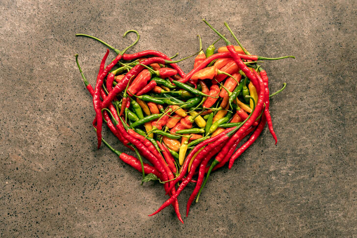 Inimă din ardei iute roșu și verde