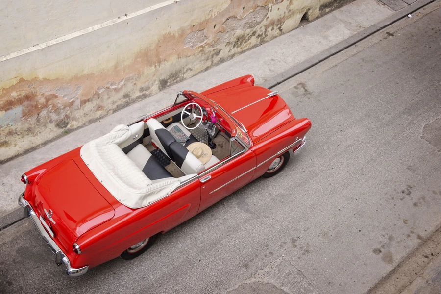 Vue de dessus d’un cabriolet deux portes