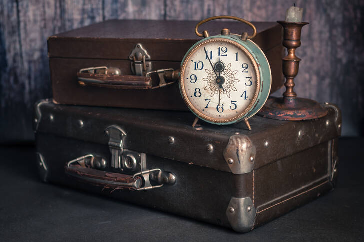 Retro budík a staré kufry