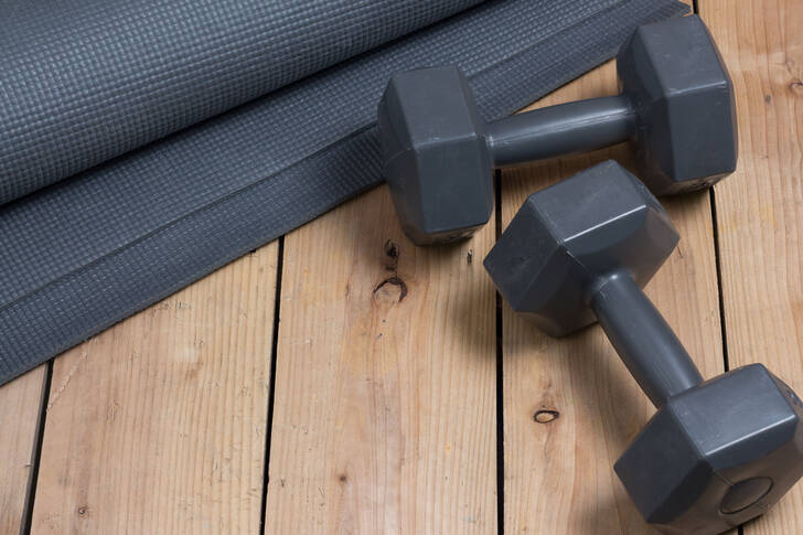 Håndvægte og en yogamåtte