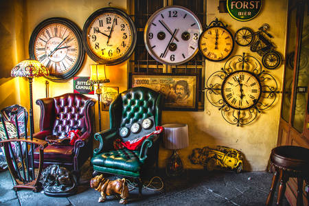 Móveis vintage e relógio de parede em loja de antiguidades