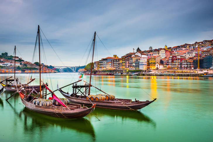 Douro Nehri üzerinde çalışan tekneler