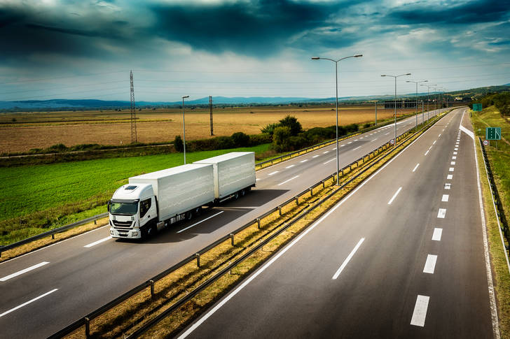 vrachtwagen op een bewolkte dag