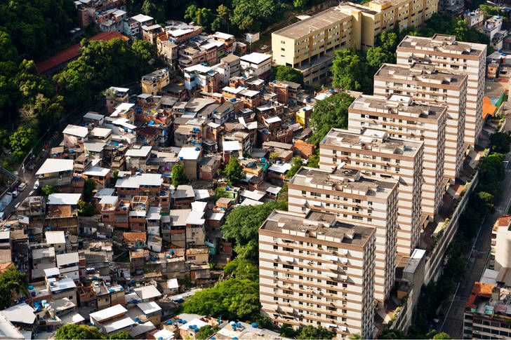Udsigt over slummen i Rio de Janeiro